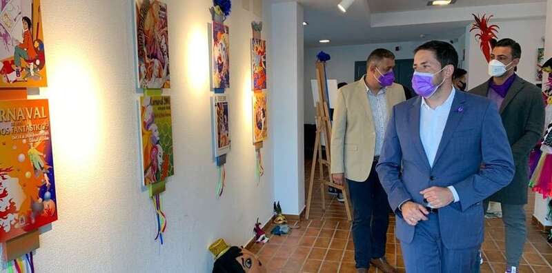 El alcalde Héctor Suárez durante el recorrido por la exposición Carnaval vivo/TA.